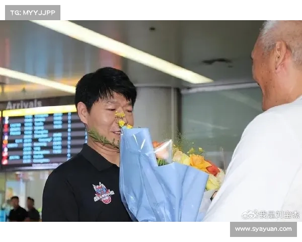 邱彪正式抵达济南,山东男篮新帅首度亮相引发球迷热烈欢迎(山东男篮领队) 邱彪正式抵达济南,山东男篮新帅首度亮相引发球迷热烈欢迎(山东男篮领队)